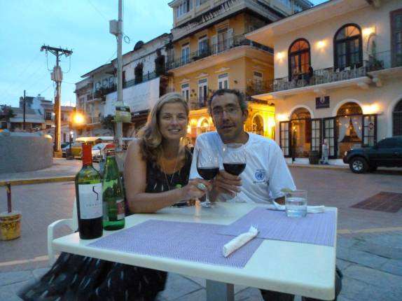 Taça de vinho na principal praça do Casco Antiguo, na Cidade do Panamá, a capital do país. Que chique!